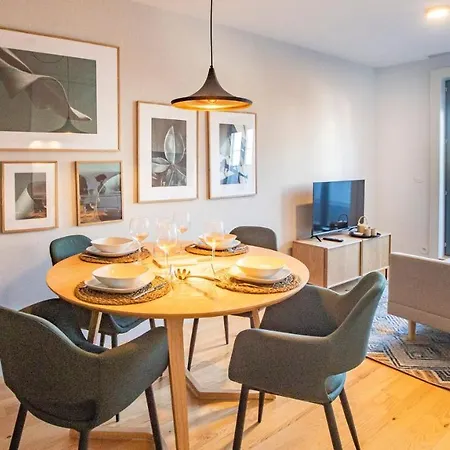 Stylish W/ Ac & Balcony By Lovelystay Apartmán