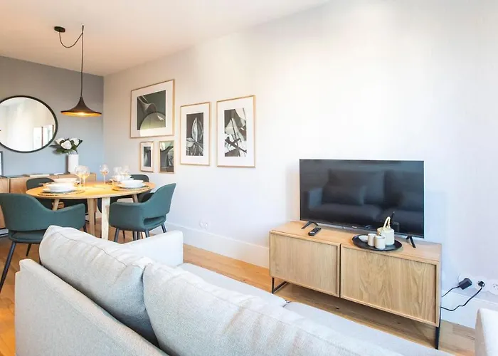 Stylish W/ Ac & Balcony By Lovelystay