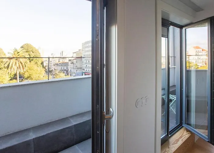 Stylish W/ Ac & Balcony By Lovelystay