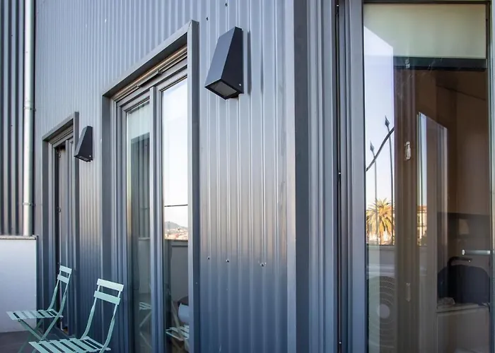 Stylish W/ Ac & Balcony By Lovelystay *