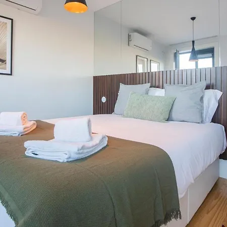 Daire Stylish W/ Ac & Balcony By Lovelystay